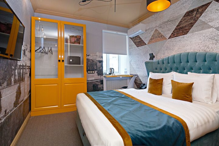 Room 70 of 83