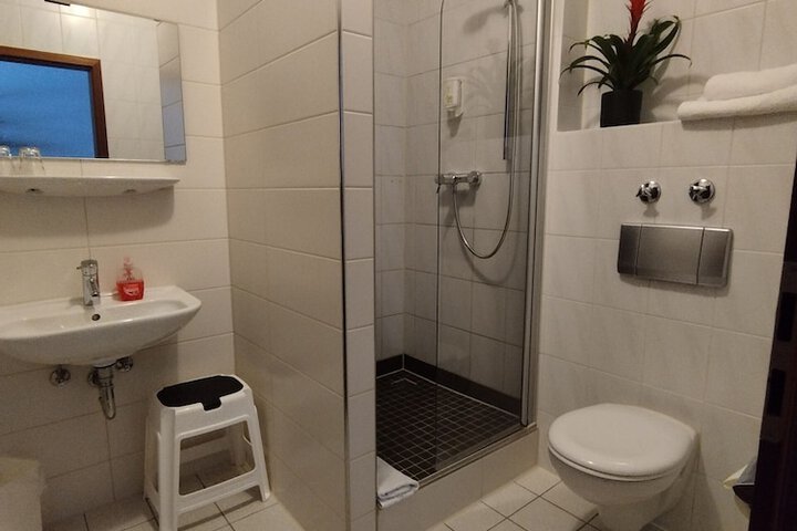 Room 16 of 27