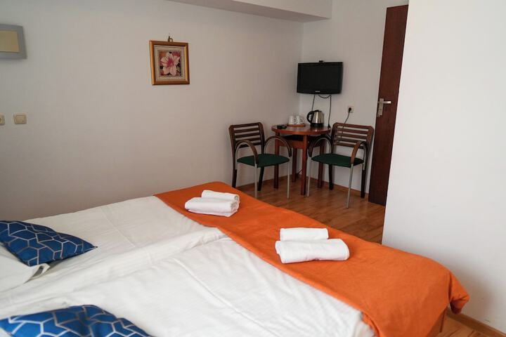 Room 10 of 77