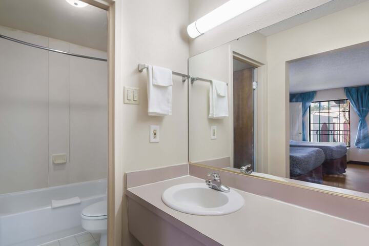 Studio 2 Queen Beds Kitchenette (1 of 16)