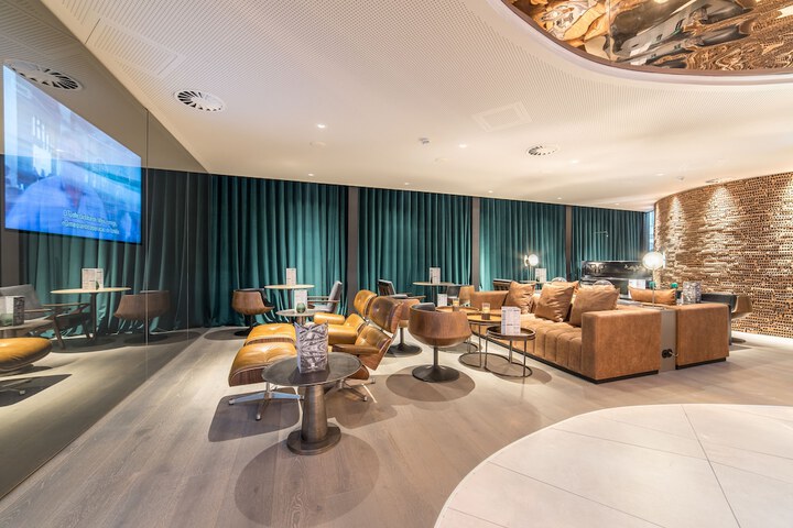 Lounge 42 of 51