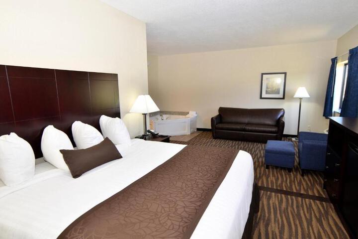 1 King Bed (2 of 7)