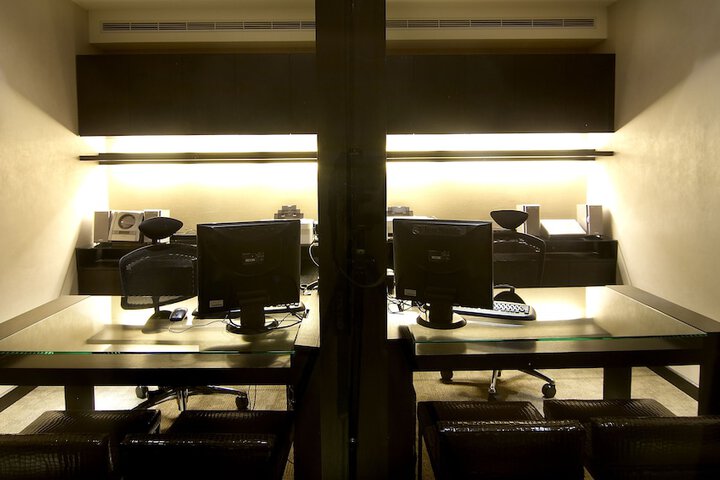 Business Center 26 of 28