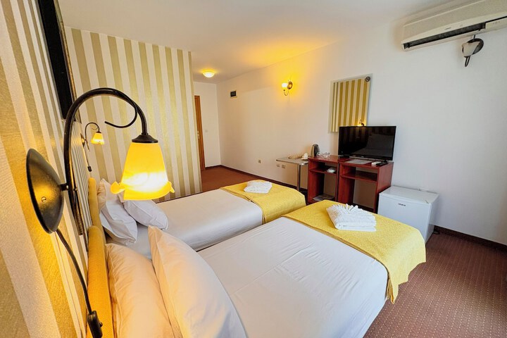 Room 5 of 45