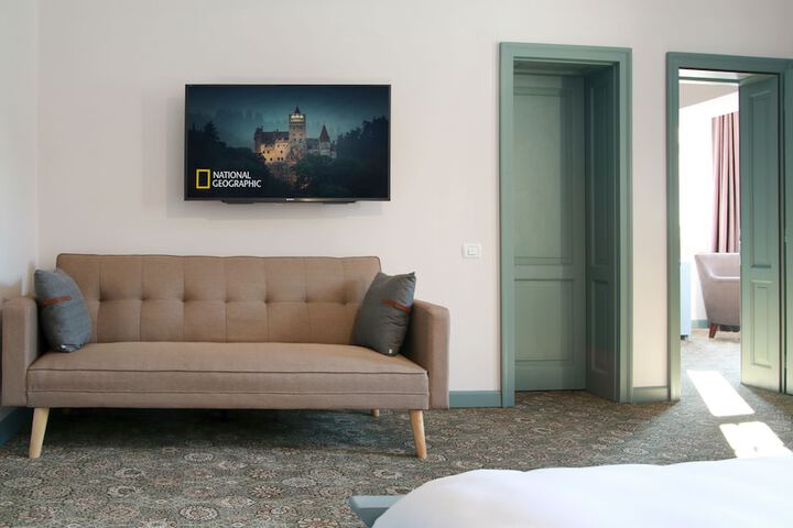 Room 6 of 36