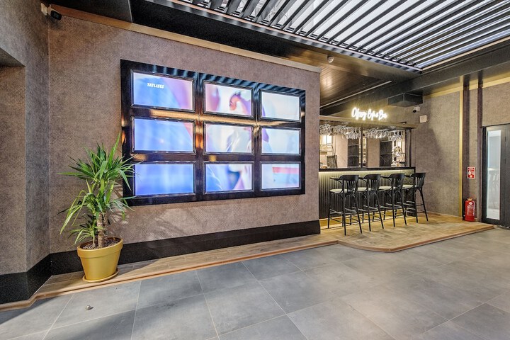 Lounge 110 of 143