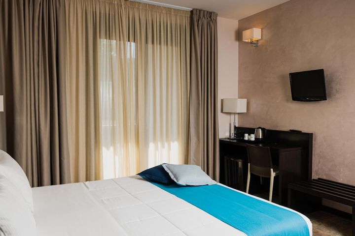 Room 32 of 81