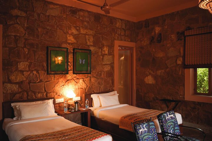 Room 4 of 16