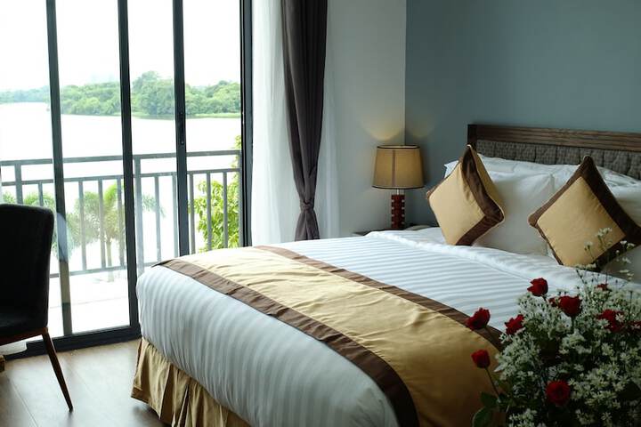 Room 4 of 16
