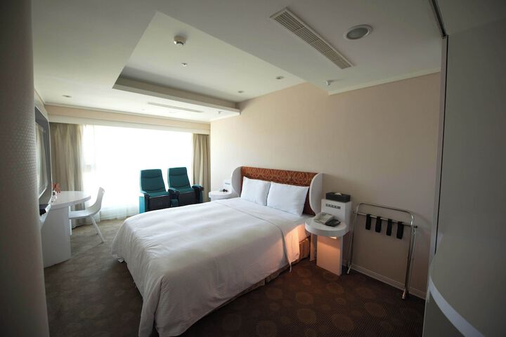Room 28 of 61