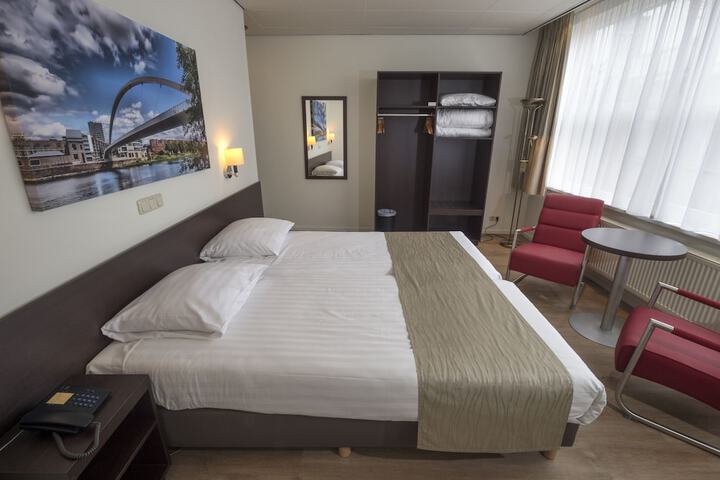 Room 9 of 47