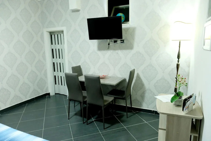 Room 7 of 10