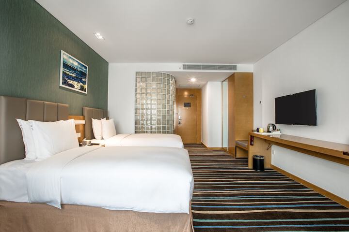 Room 7 of 32