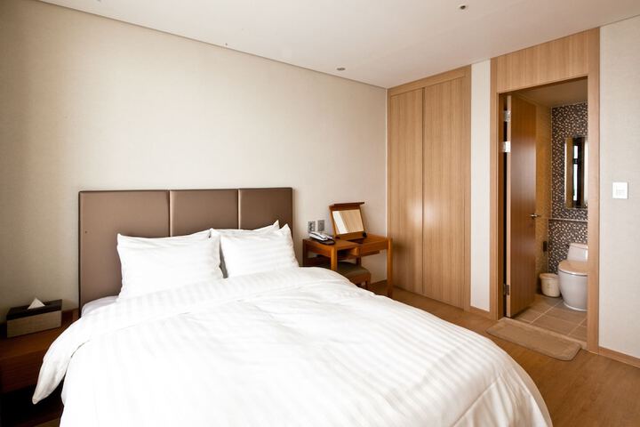 Room 52 of 102