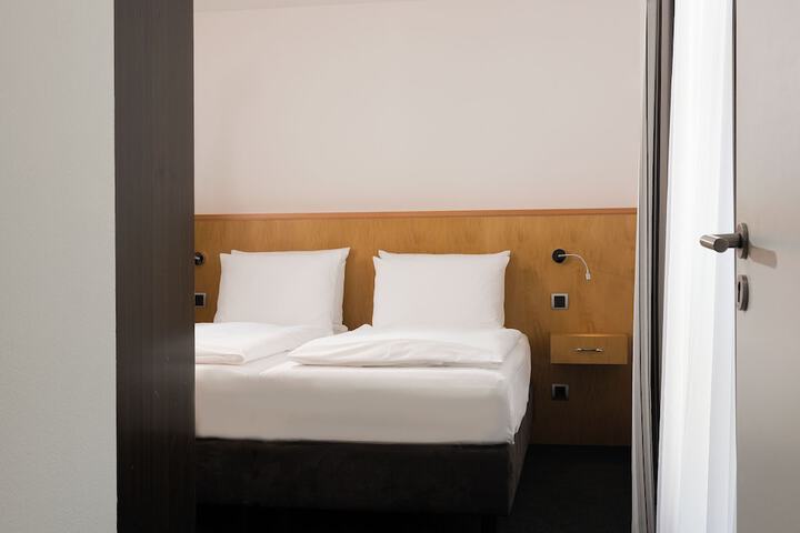 Room 19 of 102