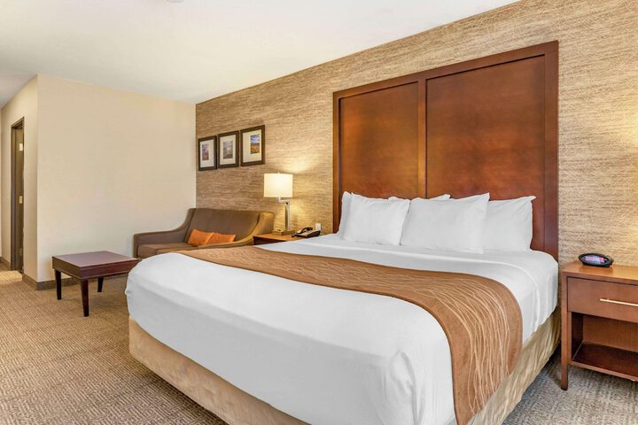 1 King Bed (2 of 8)