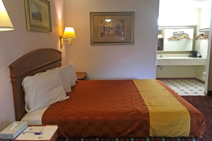 1 King Bed (5 of 5)