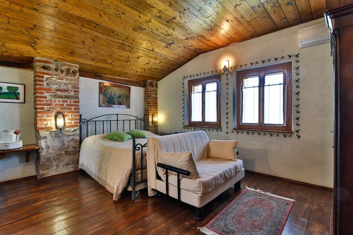 Room 8 of 24