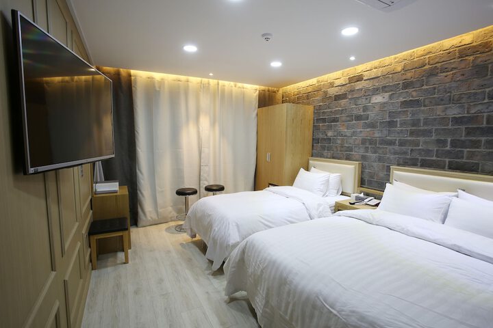 Room 8 of 29