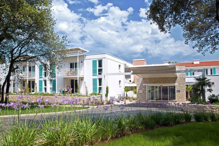 Hotel Exterior 68 of 73
