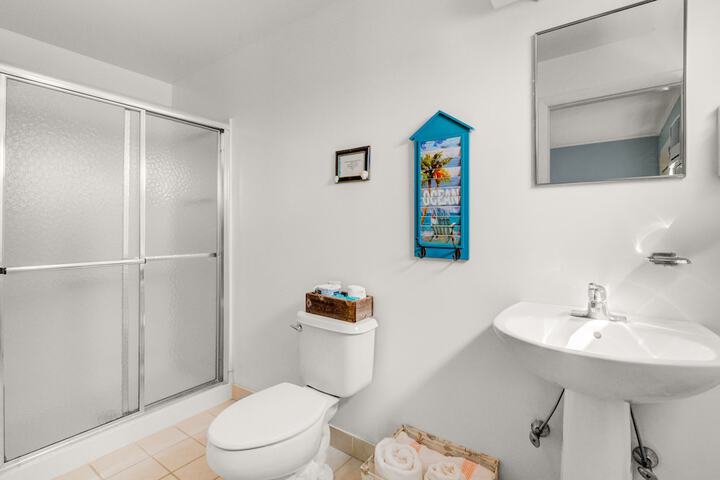 Single Queen Bed ADA Accessible Cottage (31 of 34)
