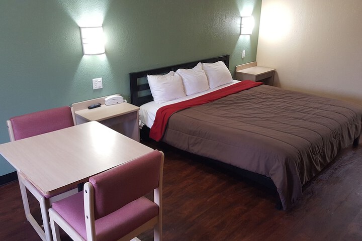 1 King Bed (5 of 5)