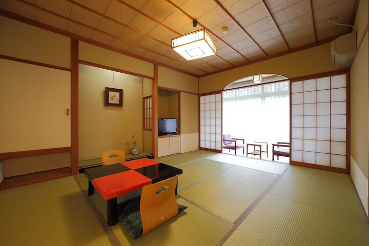 Room 7 of 33