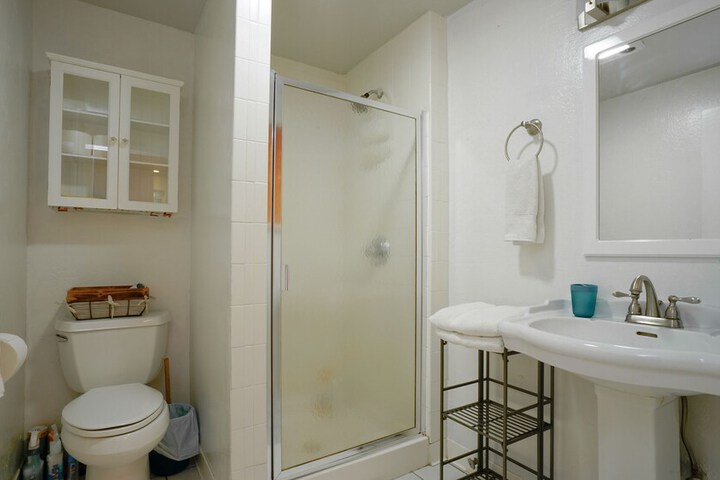 Room 6 of 8