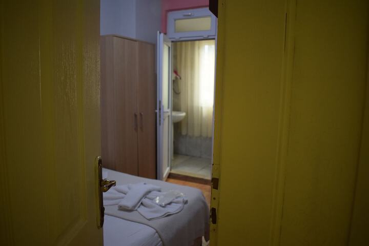 Room 8 of 40
