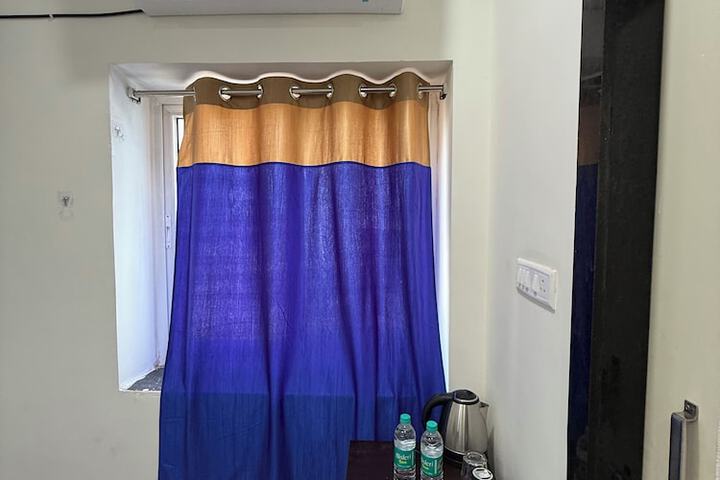 Room 6 of 13