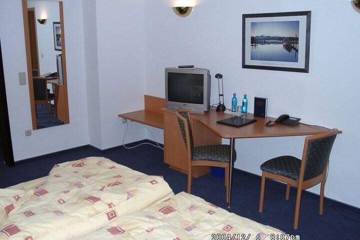 Room 3 of 38