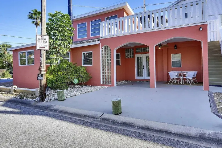 Bernadettes Beach House - NEW Listing! Home on Sunset Beach / large Rooftop Deck!