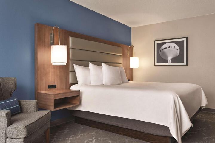1 King Bed (3 of 12)