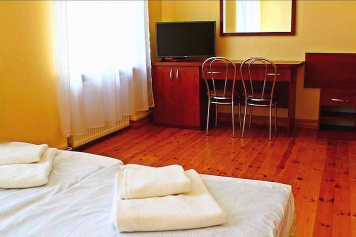 Room 4 of 9
