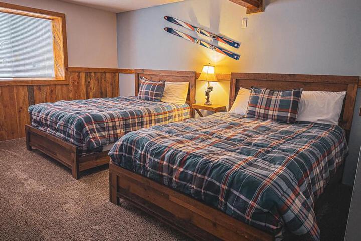 Deluxe Double Room 2 Queen Beds (1 of 7)