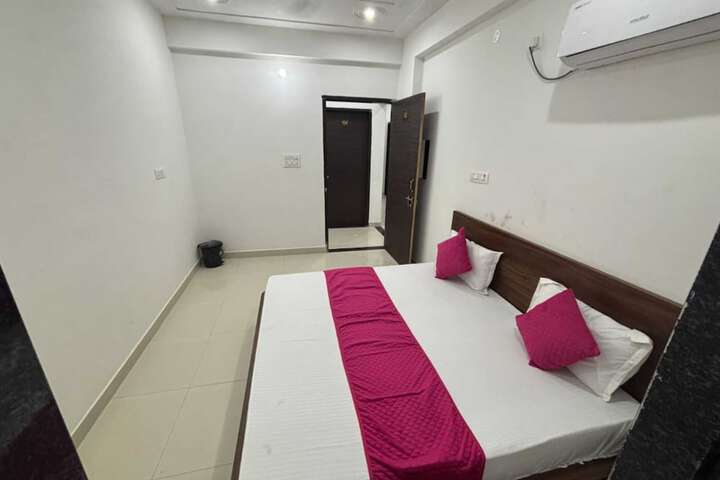 Room 8 of 17