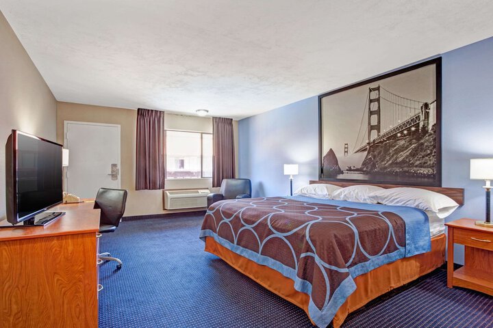 1 King Bed (1 of 10)
