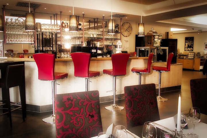 Lounge 52 of 56
