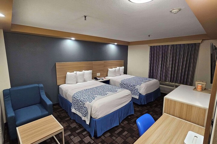 2 Double Beds (12 of 14)
