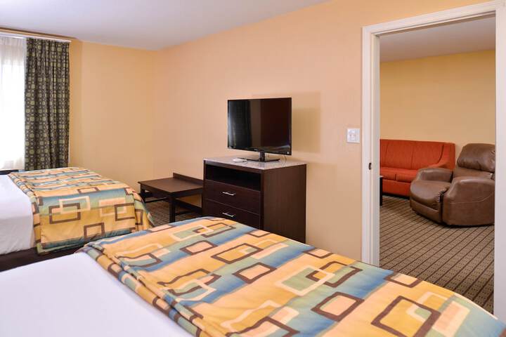 2 Queen Beds (9 of 12)