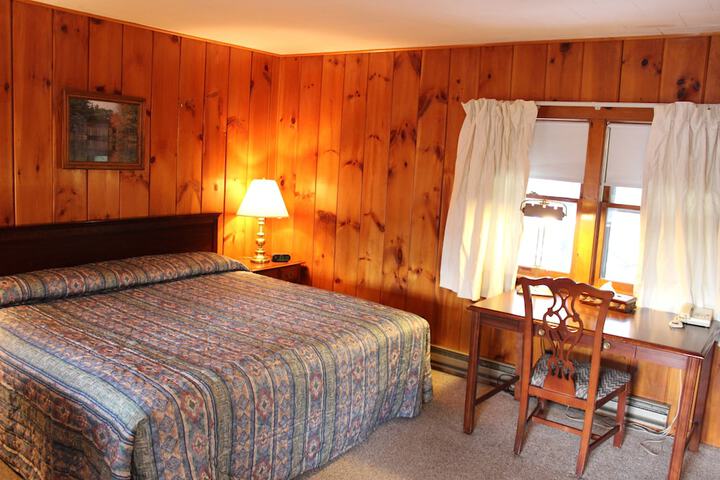 Pine Country Economy King Bed Pet Friendly (25 of 31)
