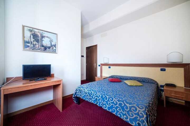 Room 13 of 36