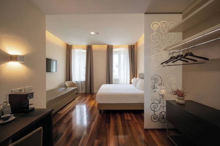 Room 10 of 32