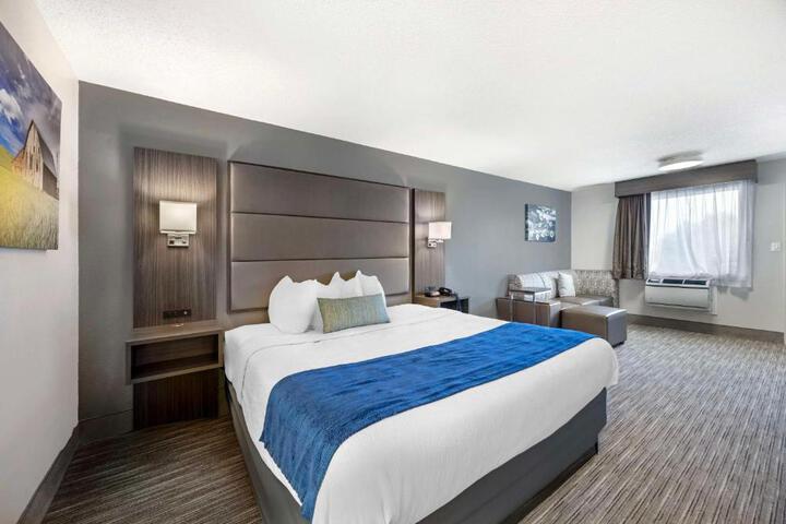 1 King Bed Microwave and Refrigerator WiFi Full Breakfast (5 of 14)