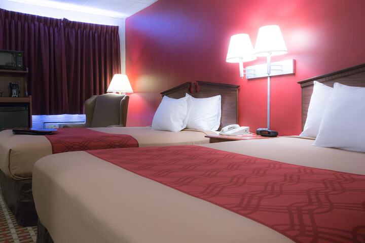 2 Queen Beds (2 of 10)