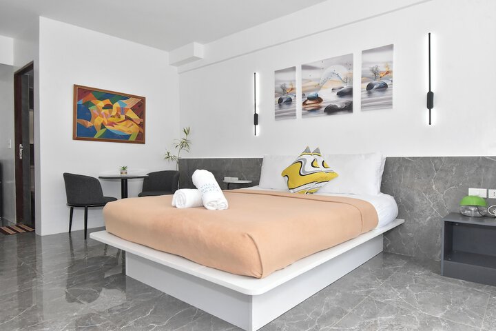 Room 3 of 76