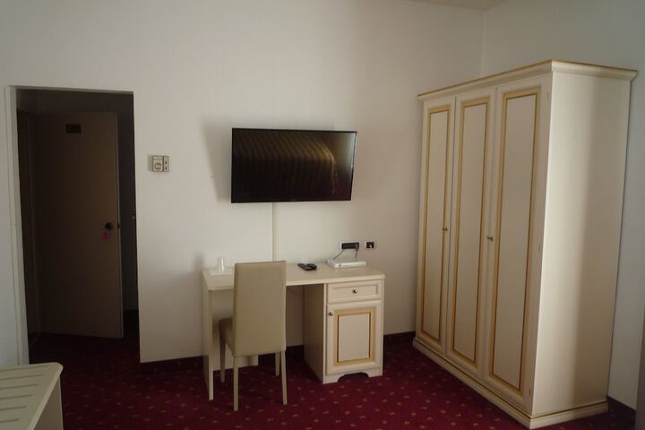 Room 5 of 30