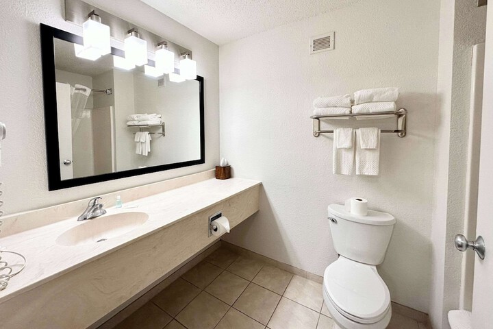 1 Queen Bed Efficiency Suite (41 of 54)