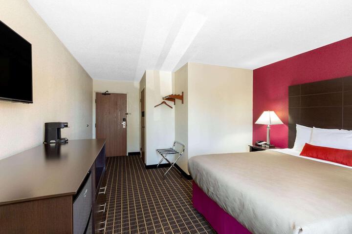 1 Queen Bed (3 of 10)