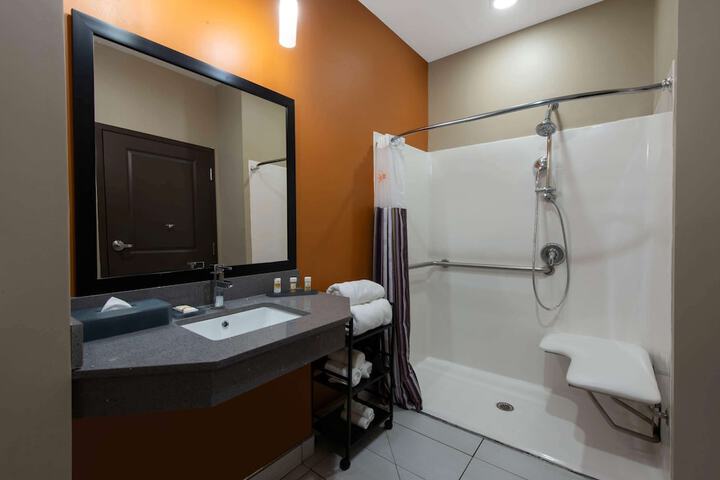 1 King Bed Executive Room (1 of 20)